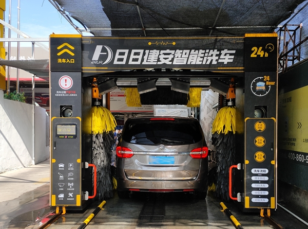 福建廈門日日建安濱海店訂購的全自動洗車機(jī)安裝完畢
